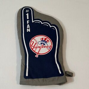NEW YORK YANKEES OVEN MITT